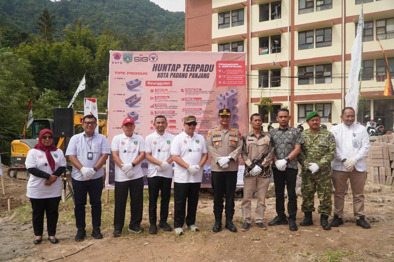 Usai peletakan batu pertama, Wako Hendri gelar sesi Poto bareng.